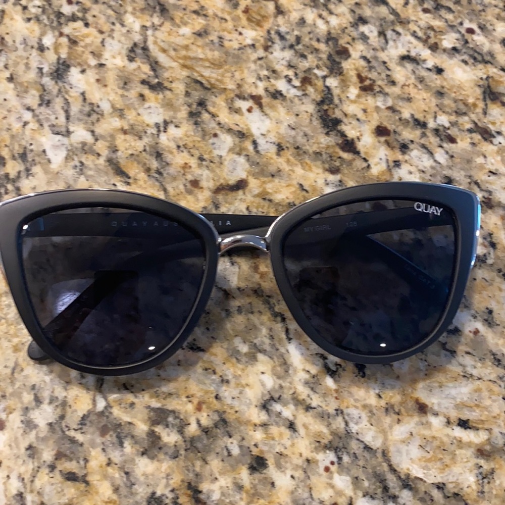 Quay Black Cat eye sunglasses with silver details!